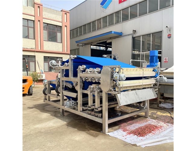 某食品廠訂購的1臺帶式榨汁機，試機檢驗合格準(zhǔn)備發(fā)貨！